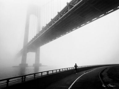 verrazano-bridge-foggy-runner